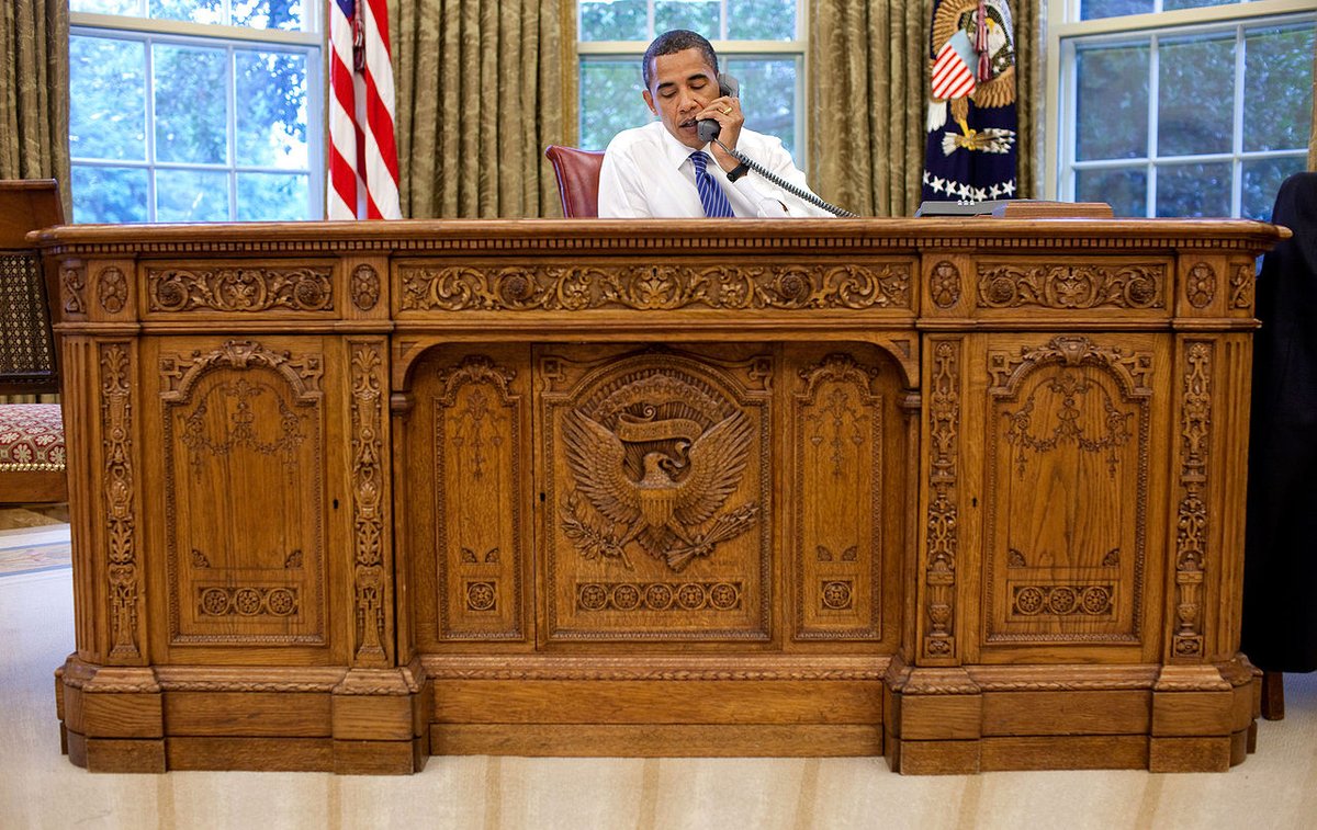 weird_hist's tweet photo. The President's desk was donated by Queen Victoria in 1880 for US help in searching for the missing Franklin Expedition. (Interestingly, one of the lost ships appears in the National Anthem as one of the British vessels firing "bombs bursting in air" in 1812). https://t.co/w7KDA6heDS