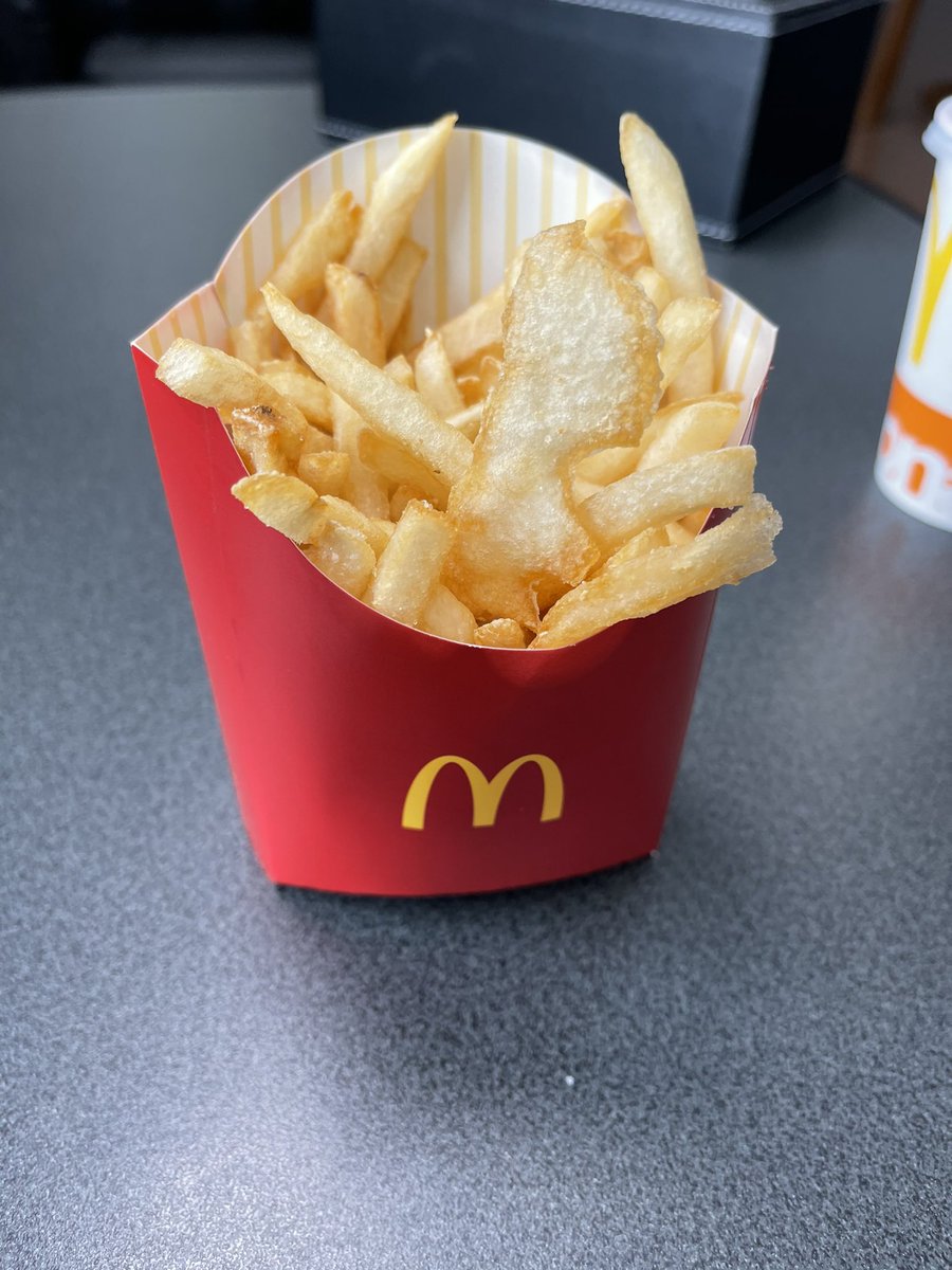 1919_Ten3's tweet photo. 店員、ポテトの中にポテチ仕込んだろ https://t.co/pmVyq45Z7a