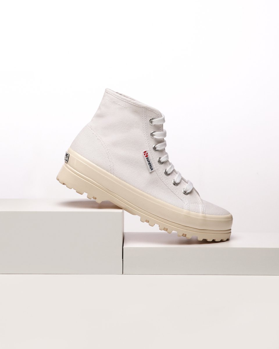 Superga_Chile's tweet image. Las Superga Alpina da un paso adelante hacia una nuevo estilo, con una suela alta para brillar aún más✨ El resultado entrega una frescura en color y elegantes.

#Superga #SupergaLovers