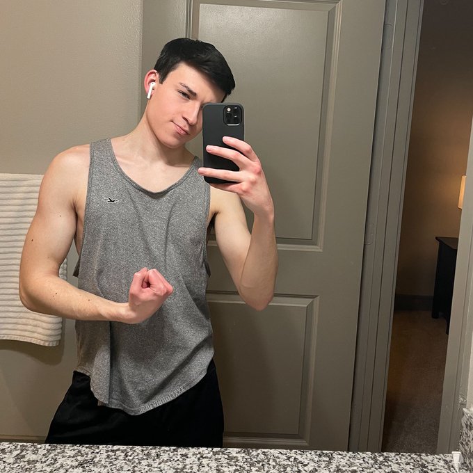 Squeeze my muscle 💪🏻 https://t.co/u3yPaOYT5e