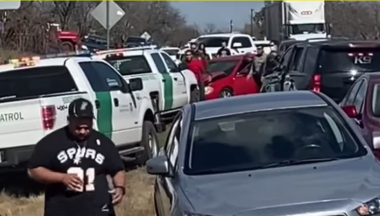 Frankzocalo's tweet photo. #AlMomento #ReporteZocalo Polleros enfrentan a balazos a policías en condado de #Dimmit y hieren de gravedad a un diputado de Sheriff. Operativo policiaco sobre la carretera 85 y camino rural FM 1867 logra detener a dos traficantes de personas que se presume son de #Acuña. https://t.co/E5LokJbI3N