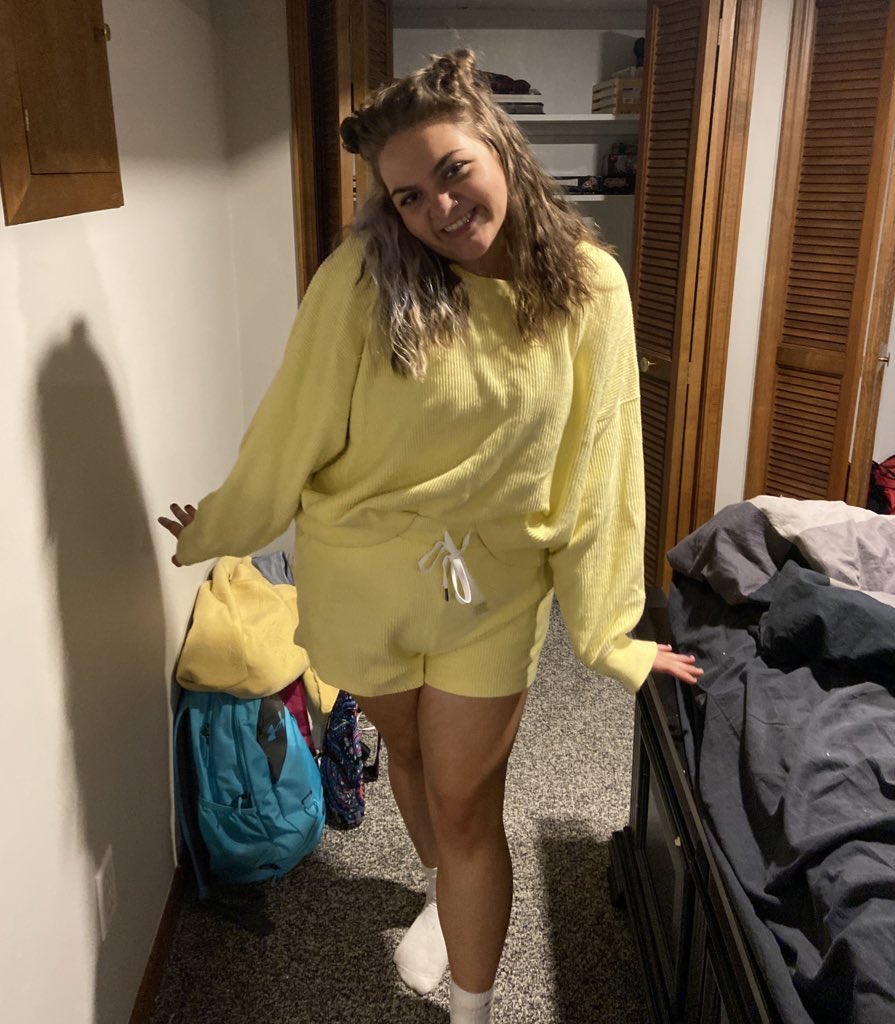 maxtomaz1's tweet photo. Yellow is HER color😤💛 https://t.co/5ILDWauQYz