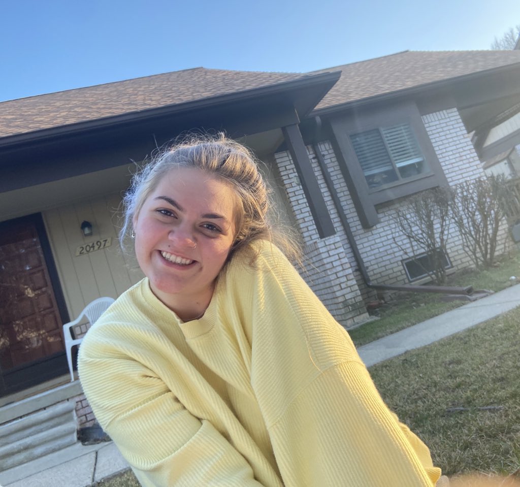 maxtomaz1's tweet photo. Yellow is HER color😤💛 https://t.co/5ILDWauQYz