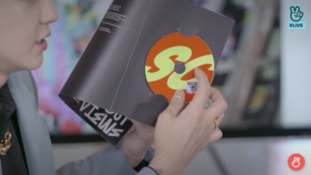 bbhbaekk's tweet photo. The way exo hold the cd 😭 https://t.co/TCb7barpHZ