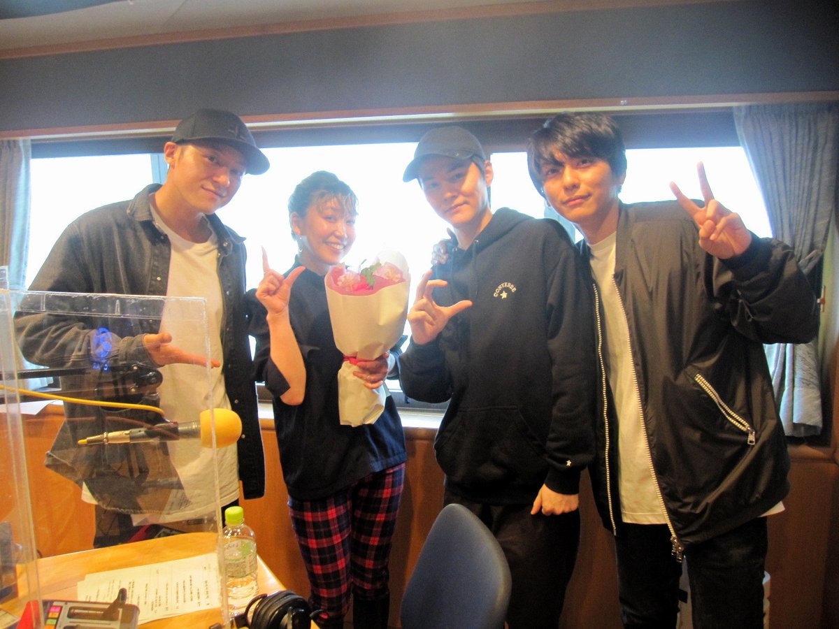 ene_staff's tweet photo. 今日のイーネゲストは
#Lead をお迎えしました‼

お花もありがとうございます💐🤗

#radikoタイムフリー で
水曜日のイーネ会の様子聞けます🎧

https://t.co/7Fjm7iF7je

4/11はオンラインライブで
Leadに会えるよ🎤

@Lead_tv
@Shinya_Lead
@Keita_Lead
@Akira_Lead
#fmyokohama #radio #847ene https://t.co/vy3z13wTGz