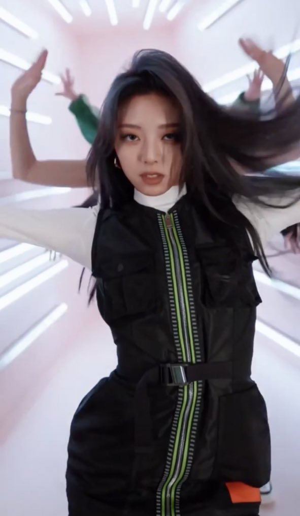 YUNASLOOK's tweet photo. itzy's yuna for maybelline https://t.co/vDydiWXZ1i