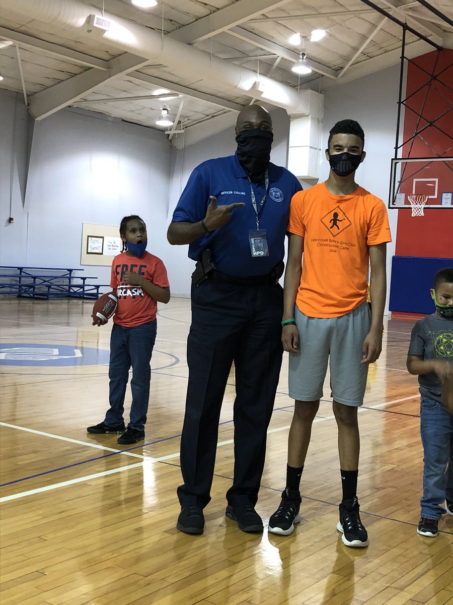 RaulCollins16's tweet photo. I am here @bgcghouston #Holthouse enjoying these young people giving them life pointers so that they stay on the right path. J is only in the 8th grade and nearly 6ft5in Tall. I hate COVID! @houstonpolice spreading#RelationalPolicing #PublicAffairs #CommunityServicesUnit Coach W https://t.co/VtjLYvagzW
