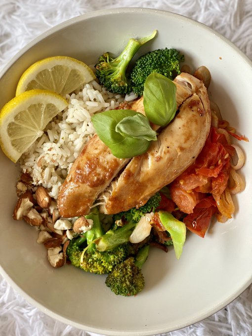 After eating my bowl of energy 💪 I am ready to hang out with you on https://t.co/I9G0uGukjl 🥰❣️Online<a href="/tag/staytuned"class="tags"><span>#staytuned</span></a>