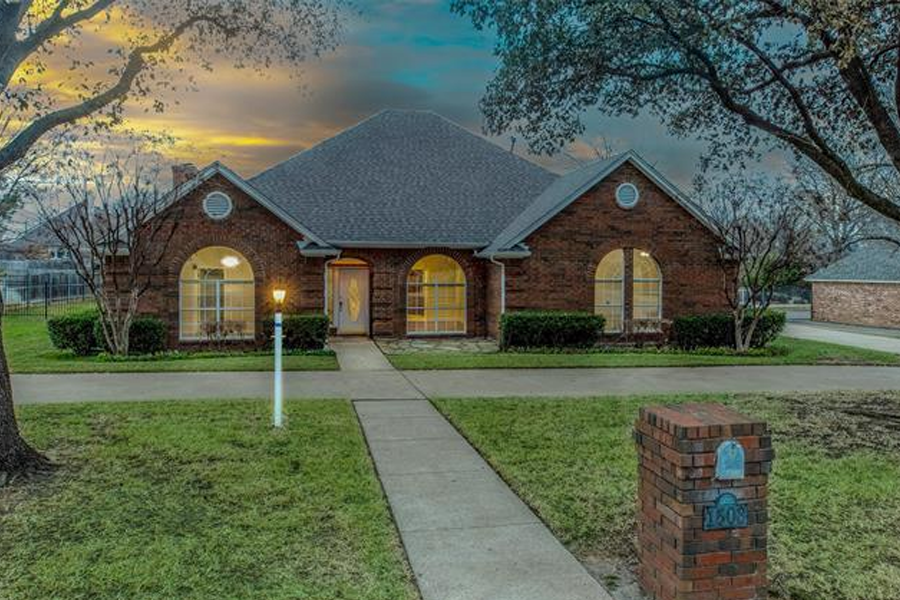 HommatiNetwork's tweet photo. 1503 Brentwood Trail, Keller, TX 76248 - 3 Beds 3 Baths 2306 Sq Ft Built 1989. Experience this beautiful home with an interactive 3D tour @ https://t.co/QciRbjpxDZ

#Hommati #DFWRealty #TexasRealEstate #DallasTXRealty #TXRealty #TxRealEstate #TexasRealtor #TXRealtor https://t.co/xIuCTVUo3H