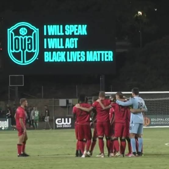 PELEJA's tweet photo. Na volta do intervalo, todos os jogadores do San Diego se ajoelharam em campo e logo depois saíram para o vestiário. Uma semana antes, o clube já tinha adotado a mesma postura para apoiar o zagueiro Elijah Martin, vítima de racismo. Os casos aconteceram em 2020. https://t.co/nSGnAgfREF