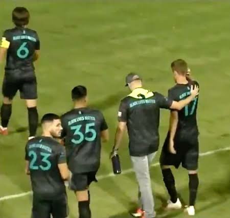 PELEJA's tweet photo. O San Diego Loyal, clube treinado por Landon Donovan, abandonou uma partida de Liga para protestar contra homofobia. No final do 1° tempo, um atleta do Phoenix Rising fez comentários homofóbicos sobre o meia Collin Martin, que se declarou gay em 2018, e revoltou os donos da casa. https://t.co/e337e7rrIN