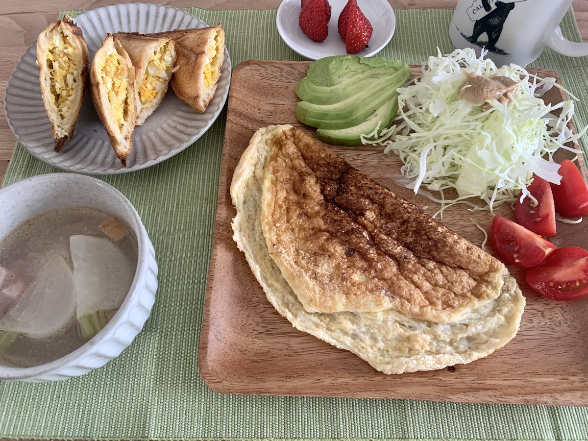 O60kg's tweet photo. 朝ごはん

かぶとベーコンのスープ
サラダ(キャベツ、トマト、アボカド)
すふれオムレツ
ホットサンド(たまご)
いちご
660kcal

食べ過ぎ説？！😅

#朝ごはん充実
#おうちごはん
#減量中
#しっかり食べて適正体重
#代謝正常化
#ダイエット
脱 #16時間断食
脱 #プチ断食 https://t.co/2q2UcNuve2