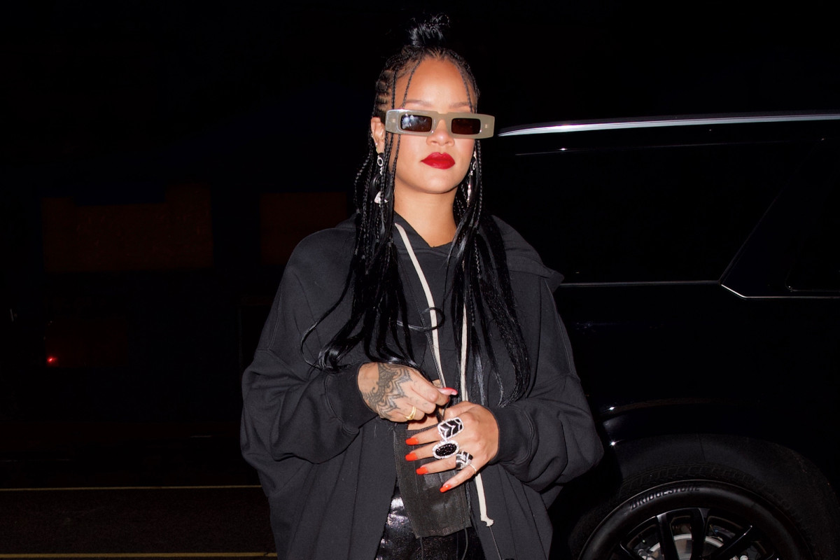PageSix's tweet photo. Rihanna stops traffic in $855 hoodie https://t.co/LPKYk6OgvC https://t.co/feamGQOKuw