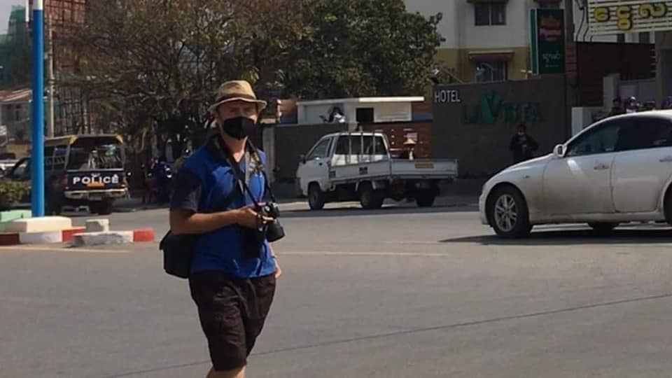 နိုင်ငံတကာအသိုင်းအဝိုင်းက ထိရောက်တဲ့အရေးယူမှု အချိန်မီမလုပ်ဘူးဆိုရင် မြန်မာနိုင်ငံက အကြမ်းဖက်မှုအခြေအနေဟာ ပိုဆိုးလာလိမ့်မယ်လို့ အာဏာသိမ်းစစ်ကောင်စီလက်က ပြန်လွတ်လာတဲ့ ပိုလန်နိုင်ငံသား အလွတ်သတင်းထောက် Robert Bociaga ပြောပါတယ်။

thithtoolwin.com/2021/03/blog-p…