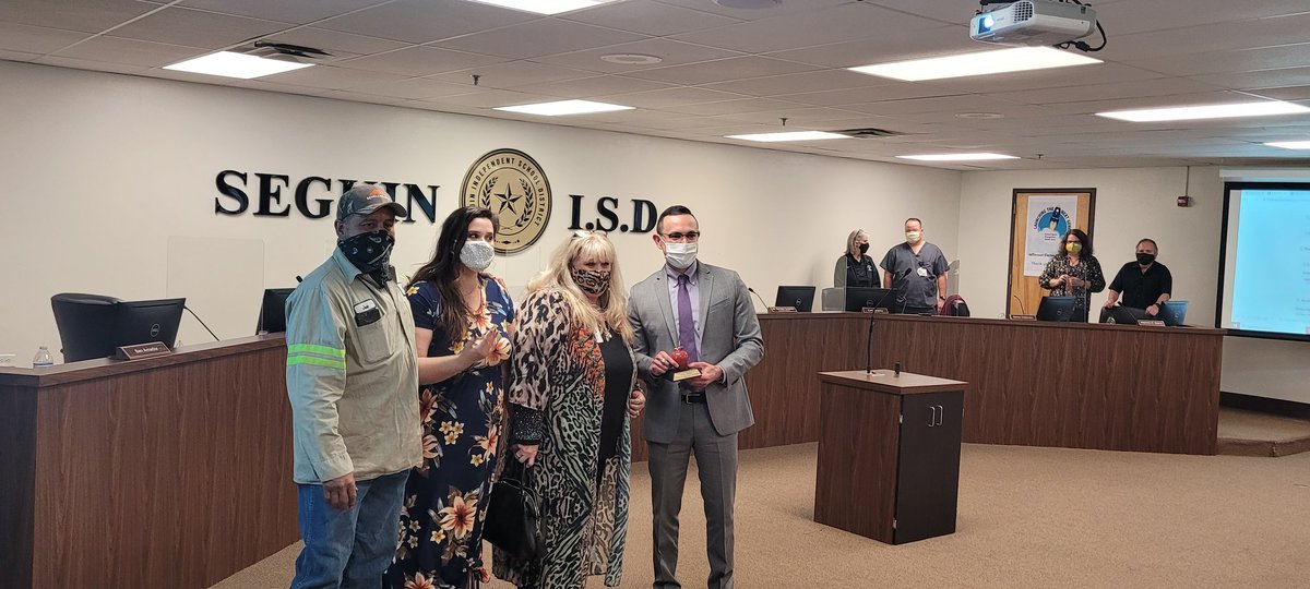 jschmidtsisd's tweet photo. Congratulations to JBMS Educator Jeanette Gonzalez! SISD March Apple Award recipient. #barnesfamily https://t.co/ThvJyXw3SH
