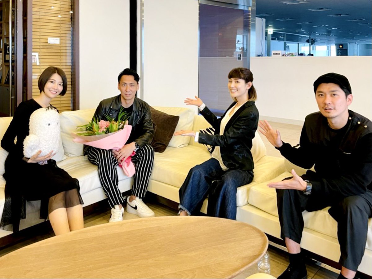 yumikonakamura_'s tweet photo. ラジオの楽しさを教えてくれたJ-WAVE「ZAPPA」が7年半の歴史に幕を閉じました。

ラストは歴代ナビゲーター達とお見送り🥲

この番組で声を届けられたことに、心から感謝です。

朝時間を共に過ごしてくれたリスナーの皆さん、本当にありがとうございました🙏🏻✨

…WE ARE OUT！

#JWAVE
#ZAPPA813 https://t.co/s0mJvUixIZ