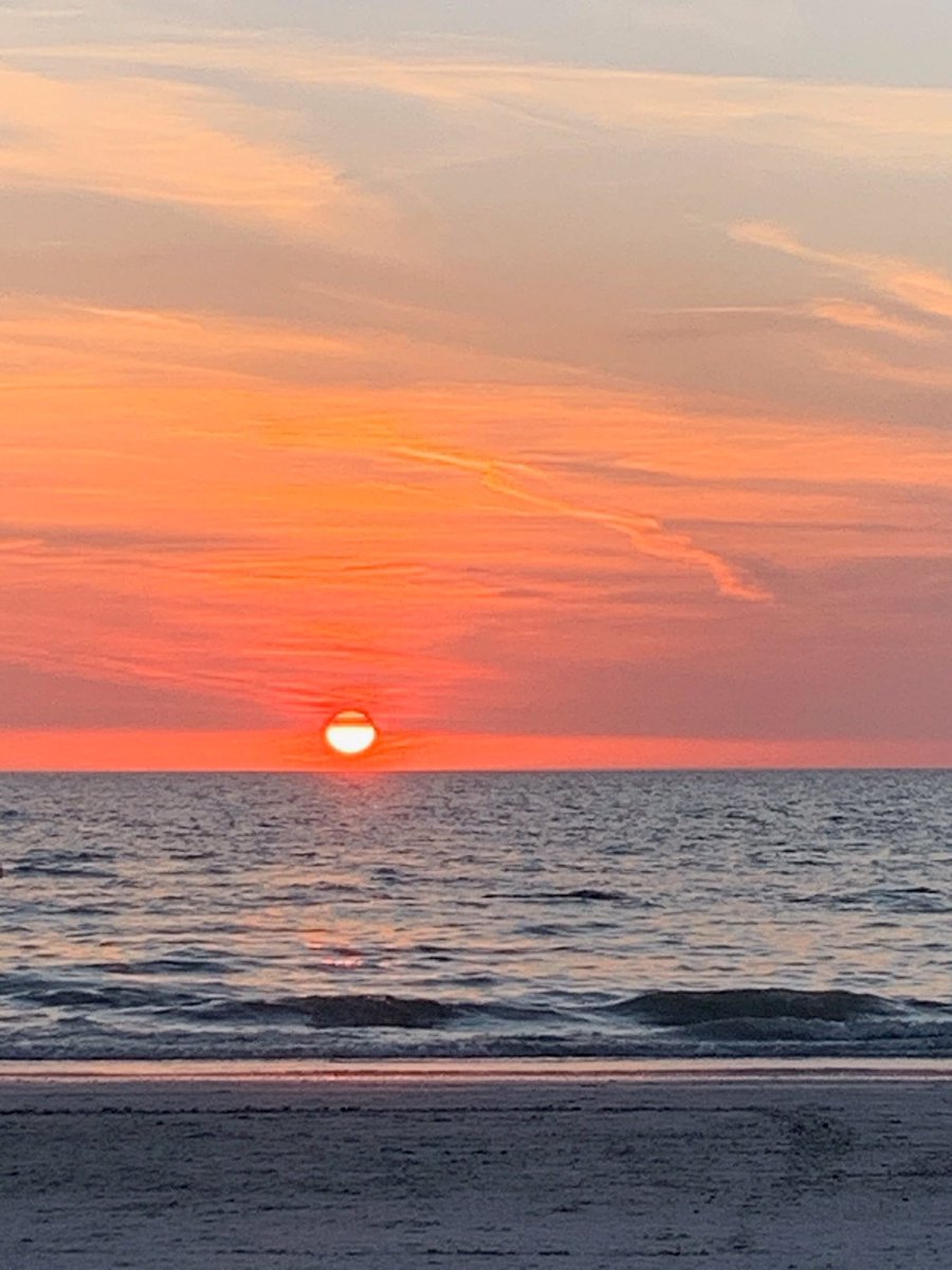 live from Clearwater Beach #sunsetphotography #floridalife #FloridaFreedom #sea #landscape