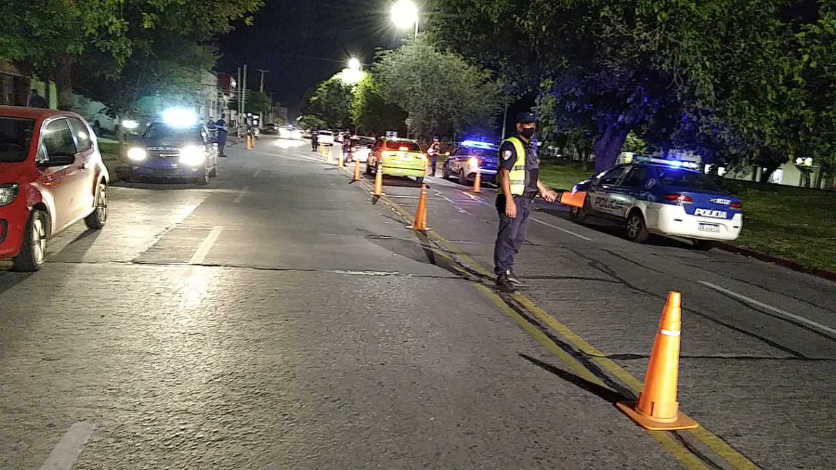 PoliciaCbaOf's tweet photo. Continuando con los dispositivos de seguridad en diferentes barrios de la ciudad, actualmente se desarrolla un operativo potenciado en Bº #Talleres con un importante despliegue de móviles y efectivos del #CAPVIII, Unidades Especiales, Policía Barrial y #MotocicletasNorte. https://t.co/yvOOBr8wXH