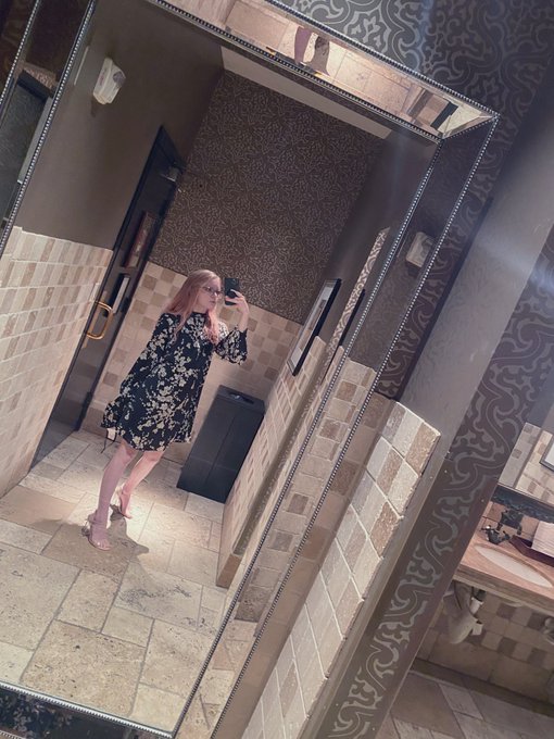 I think I&rsquo;m a pretty cute dinner date https://t.co/vM9dLQhqCL