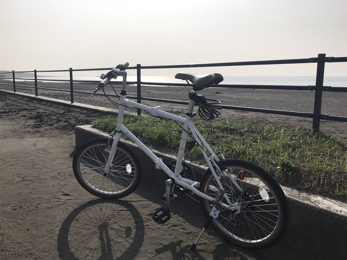 ta_na16's tweet photo. 新車チャリが納車されました😎。時差出勤なんで、朝から開梱して組み立てて、ちょろっと浜まで試乗して来ました。ロードバイクや有名所のと比べると、まぁまぁな所はありますが、ミニベロのフォールディングなんで、車載や輪行と合わせて活躍してくれそうです🚴
#ミニベロ
#doublechevron
#citroen https://t.co/mr5IxxDJtZ