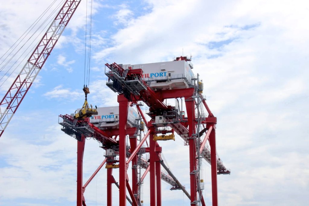 AlcivarOrtizV's tweet photo. Hoy fuimos testigo de un hito histórico para la provincia de #ElOro. 2 grúas STS y 6 grúas pórtico RTG,llegaron a la Terminal Marítima de #PuertoBolívar para mejorar la capacidad operativa y optimizar tiempos de operatividad y recepción de contenedores de gran escala.
#MTOP #APPB https://t.co/8EidJCjzSq