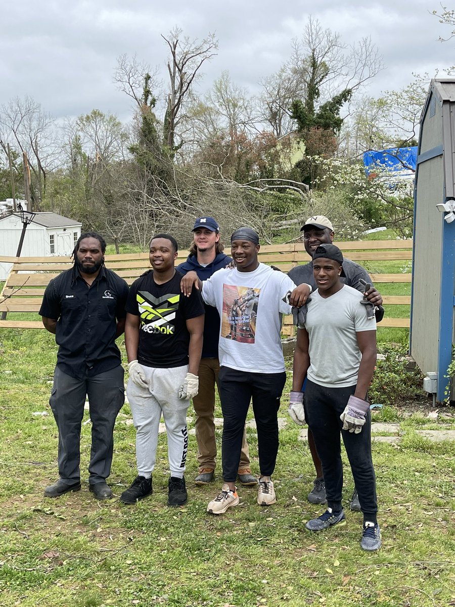 WeAreNewnan's tweet photo. The guys were spread out today, working with different groups and organizations! This group went back out to help clear another yard. From the Newnan Band, to the basketball team, and so many other kids from the school and across the state, we are proud of you! #OneNewnan https://t.co/hlr4eQD9hH