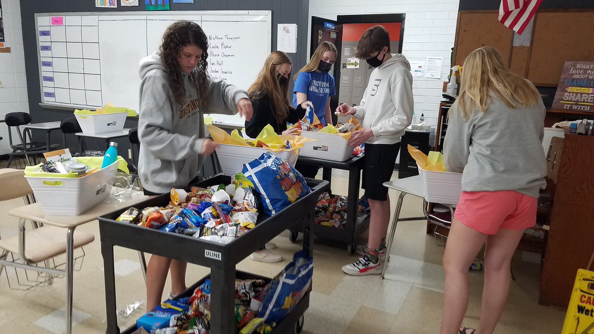 EHmustangs's tweet photo. ELHS Beta Club preparing gift baskets for the East Lincoln EMTs! We appreciate all they do watching over our players at games. #eluknow #lcsstrong2thecore https://t.co/PpxFxdO75i
