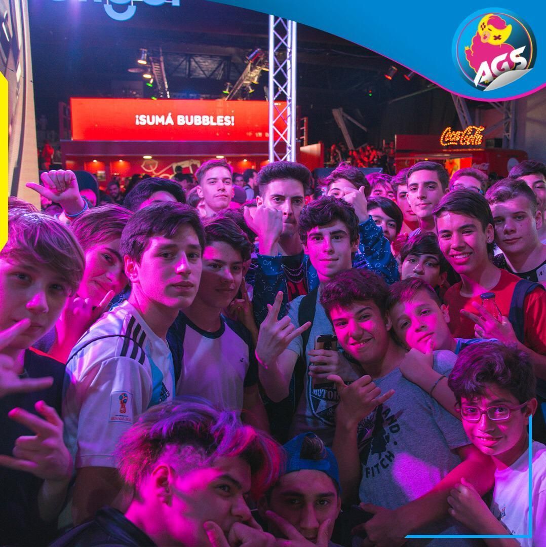 ArGameShow's tweet photo. #ArGameShowForMe Like si encontras al @Martinpdisalvo de la suerte 😂 😂 
Comentá si formas parte de la foto! 👇👇

#AGS2018 #AGS2021 #Event #Friends #CoscuArmy #Streamer https://t.co/odK5c3DAst