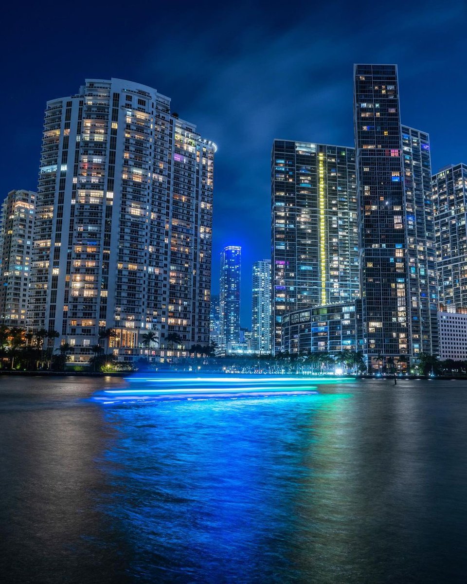I can’t decide if Brickell looks better at night or during the day. 🤔 What do you think, Brickellites? #BrickellLiving 📸: geoffrey.parry