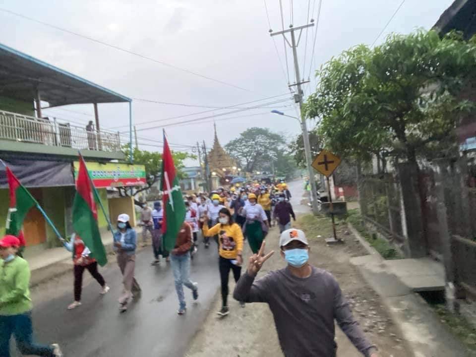 nslwin's tweet photo. Dawn Protest — in Mogaung, Kachin State 

#WhatsHappeningInMyanmar #Mar31Coup #MilkTeaAlliance #AntiFascistRevolution2021 via Khit Thit https://t.co/NYkdfUNyVw