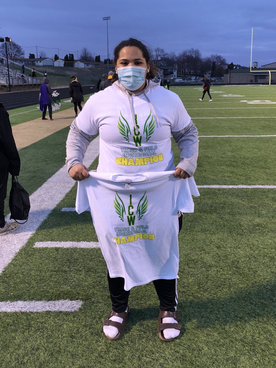 icwgirlstrackxc's tweet photo. Phoebe Burt earns two shirts after placing 1st as well as PRing in both shot put (37’8) and discus (126’9.5). https://t.co/8O9NKh2M51