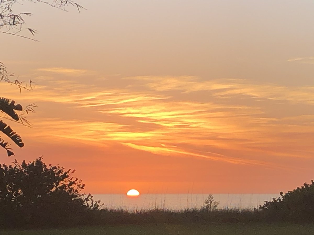 Siestasuz's tweet photo. The sunset was absolutely breathtaking tonight! #Godshandywork https://t.co/6ad9fYSfcG