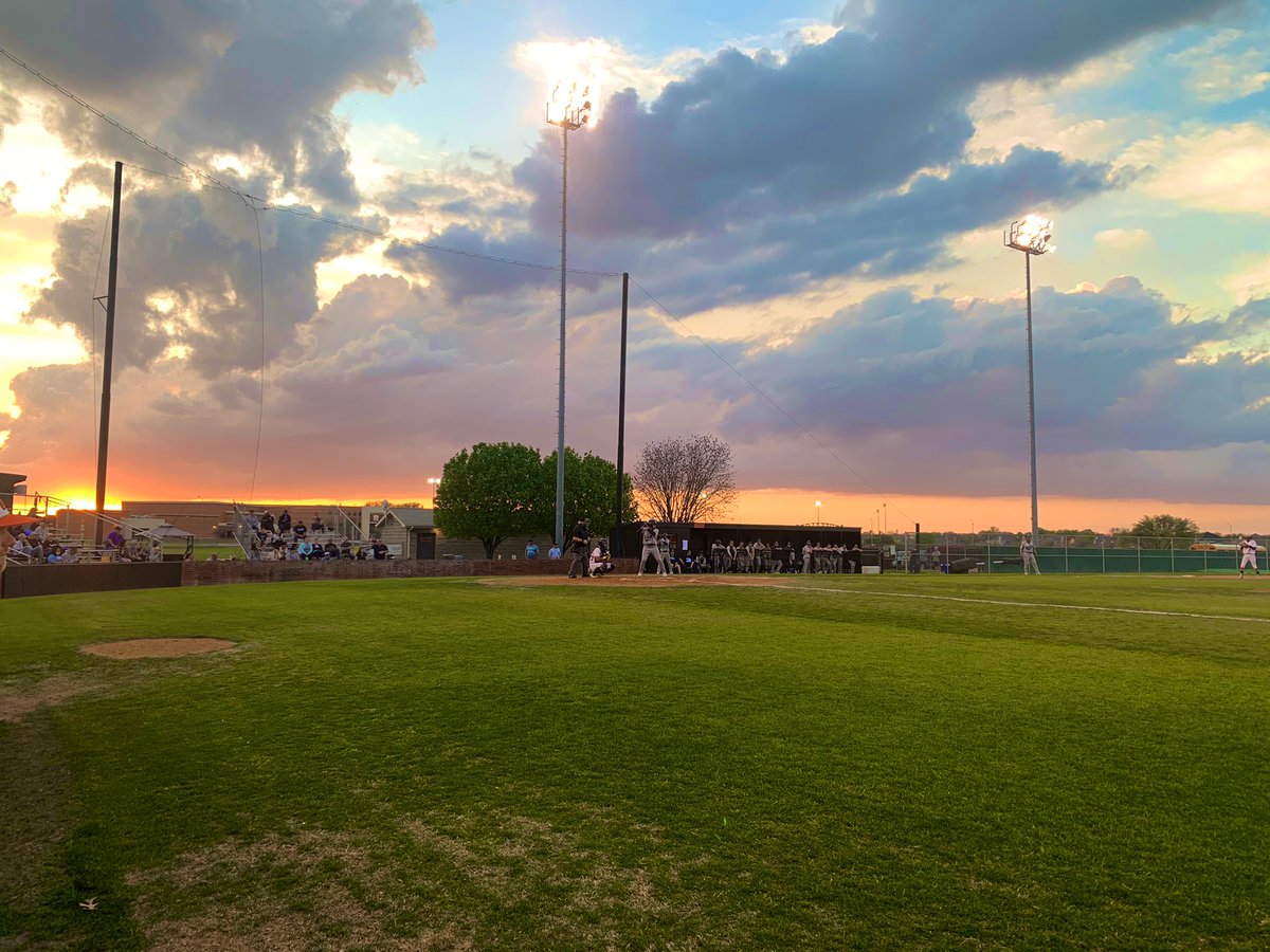 HaltomBAT's tweet photo. A great night for some baseball! Let’s go Buffs🧡⚾️🖤 #BeatBell https://t.co/3odhsbtMc3