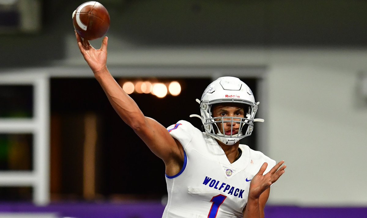 For those high school 🏀 players who think 🏀 is a 12 month sport, it doesn’t have to be that way. Jalen Suggs (Gonzaga) was Minnesota’s Gatorade 🏈 Player of the Year in 2019.