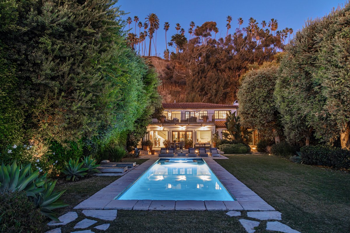 chadrogerstv's tweet photo. JUST REDUCED | $1 Million Dollar Price Reduction | $12,950,000

Situated along the most desirable section of Santa Monica Beach with 60 feet of frontage. Priced to sell! ☀️🏡 🌊

Link to additional info and photos--> https://t.co/Fuir3udC7P https://t.co/rWeavu8Jf3