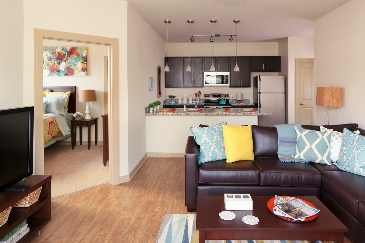 LoftsCityCenter's tweet photo. Take a tour of our popular 4 Corner apartment! Sign now to get waived furniture fees and $100 off per month! 🤑 4 Corner rate as low as $398! #loftsatcitycenter #luxuryforless #tour #tuscaloosa https://t.co/A7BvbA8wLb