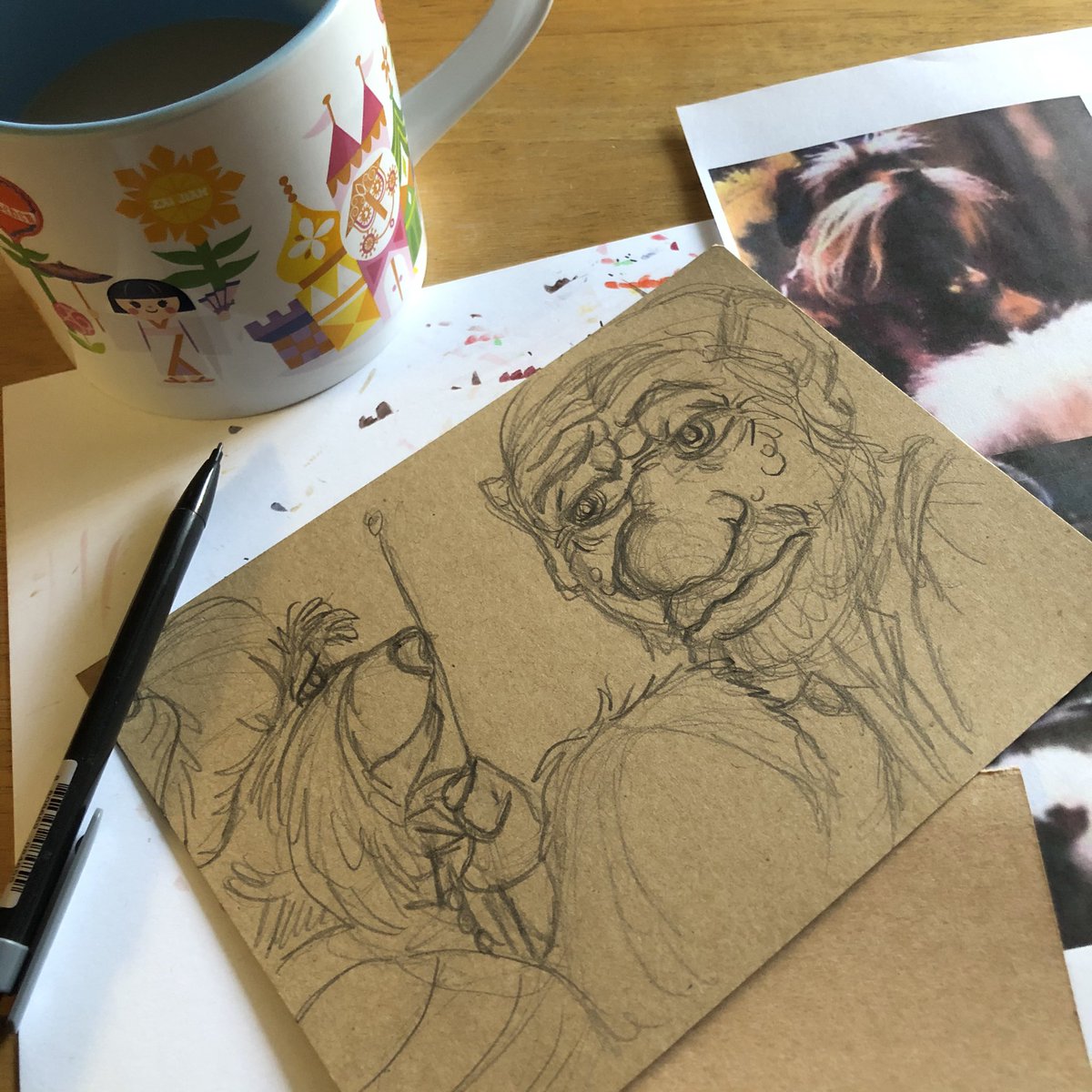 JadedCup's tweet photo. #meetthemaker #tools
Coffee ✔️references ✔️ Mechanical pencil ✔️ card stock ✔️ Next commission started!
#process #WIP
#MakingMemories #handmadeart #KeepOnMakingArt #SupportTheArts #Illustration #Popart #Art #drawmein #ink #sharpie #sakura #ABCcritters https://t.co/JLPdYNhLbG