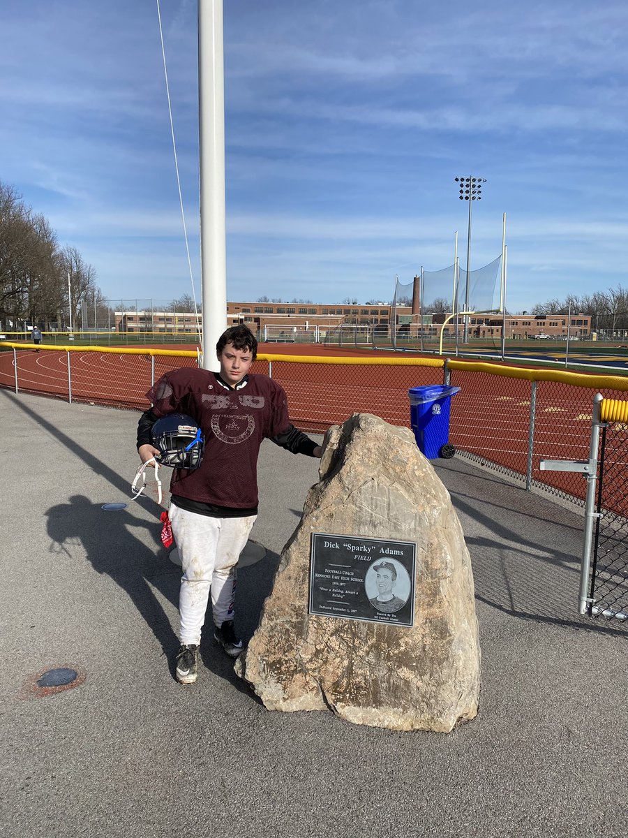 KenEastFtbl's tweet photo. D.O.G.S. O=overcome adversity. Today we celebrate three Bulldogs who have shined in adverse situations. Modified’s Lance Stychalska, JV’s Michael Bly, and Varsity’s Gio Munisteri. Give those dogs some bones! https://t.co/AYmsZNNdE4