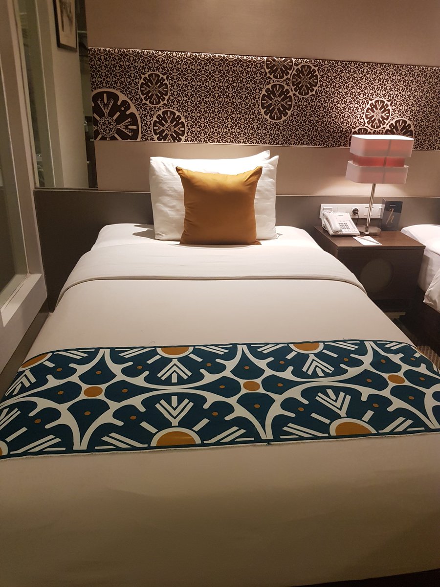 jacintha_box's tweet photo. @axdwin @EdiMahaMG @CopetNew Coach boleh ni makelarin batik pekalongan ๐ Ini orderan headboard & bedrunner dr hotel. Motif batik jlamprang custom dgn bahan ala canvas utk headboard dan bridal satin lapis katun utk bedrunner. Smg ada yg berkenan. Maturnuwun coach! #JavaChicBatik #BatikPekalongan https://t.co/OtlefX88Ax
