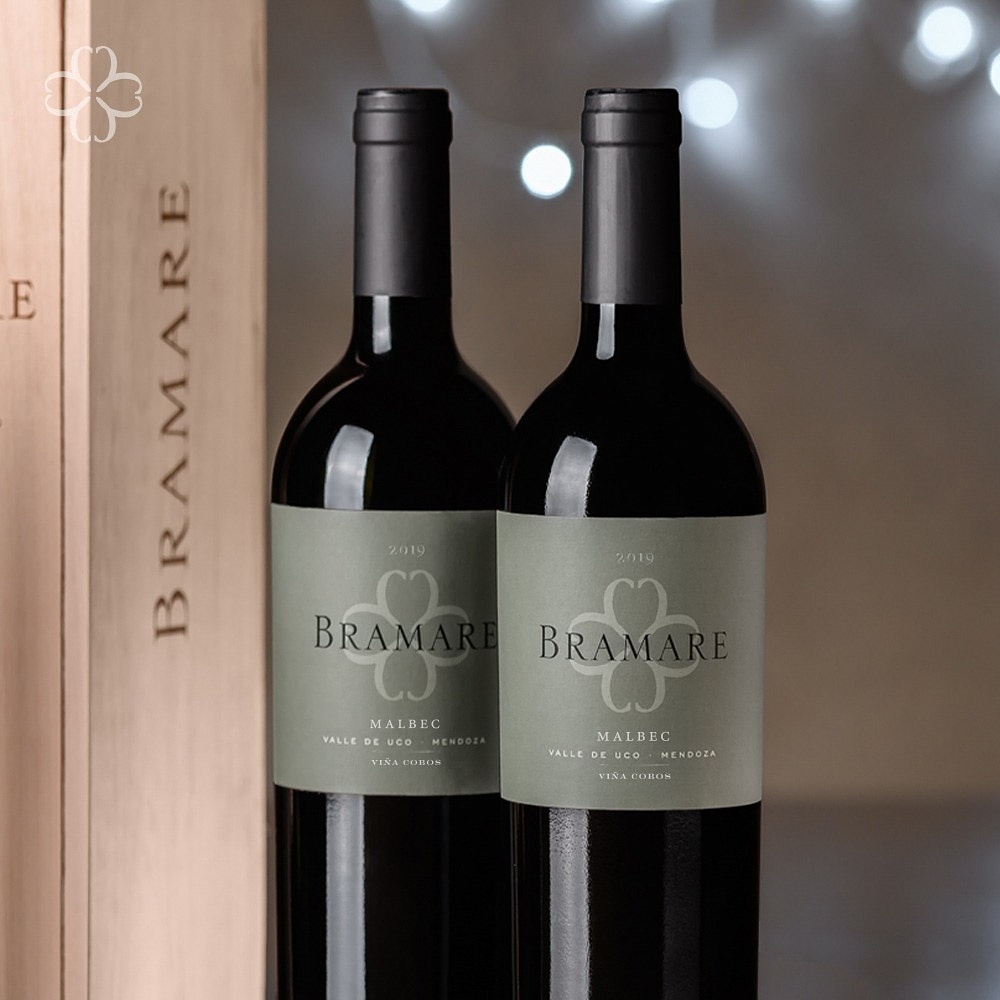 VinaCobos's tweet photo. ¡94 puntos de James Suckling para Bramare Malbec Valle de Uco!
La cosecha 2019 de este vino busca reflejar cómo esta región transmite sus características únicas al Malbec, para llevar lo mejor del Valle de Uco al mundo.
#vinacobos #JamesSuckling #94points #Malbec #terroir #wine https://t.co/0OUp3Bejof