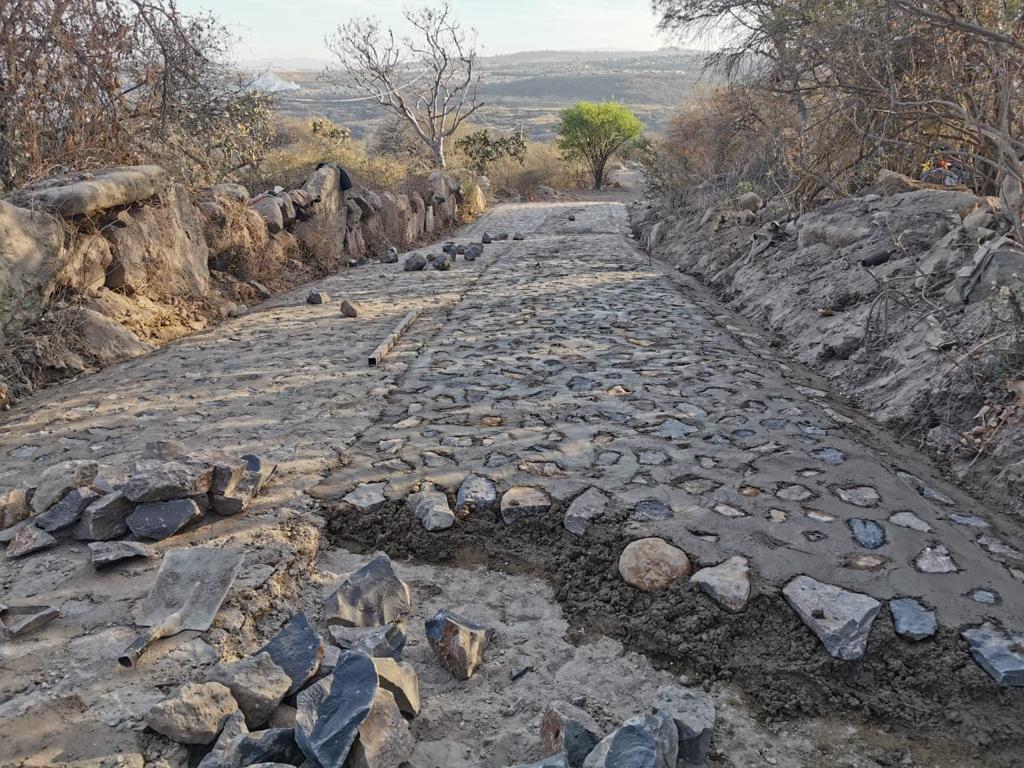 Hector_Alv_Con's tweet photo. Les seguimos cumpliendo a nuestra gente de las comunidades rurales.

En La Ceja de Colimilla existe una bajada muy pronunciada para entrar a los terrenos del ejido, en temporal de lluvias es prácticamente imposible ingresar. https://t.co/cwit16ZzE1