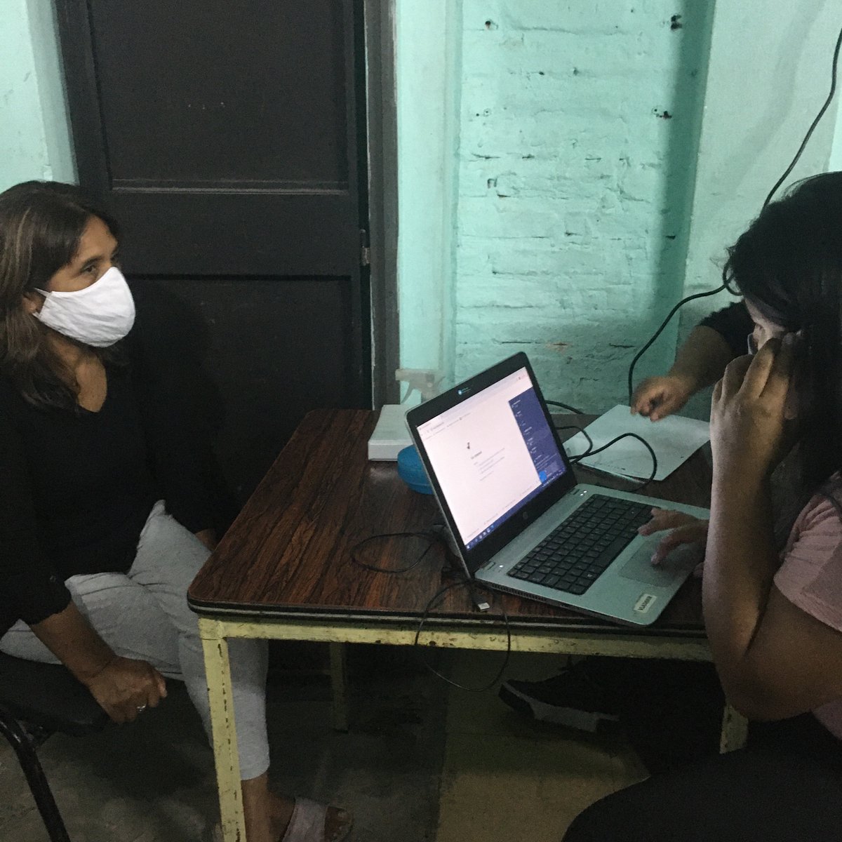 Veronica_L25's tweet photo. Hoy hasta última hora estuvimos trabajando con el padrón de extranjeros en el Barrio 15 , asesorando y reclamando por aquellos que quieren votar y no están registrados.  #SiempreMilitando https://t.co/loQkTFnnXA