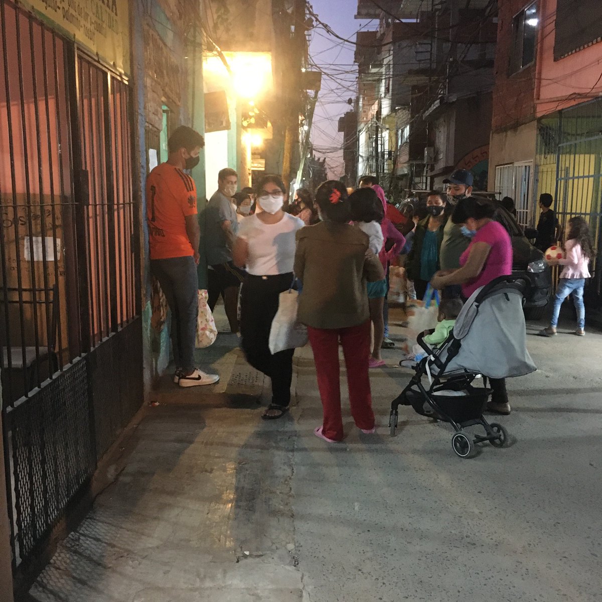 Veronica_L25's tweet photo. Hoy hasta última hora estuvimos trabajando con el padrón de extranjeros en el Barrio 15 , asesorando y reclamando por aquellos que quieren votar y no están registrados.  #SiempreMilitando https://t.co/loQkTFnnXA