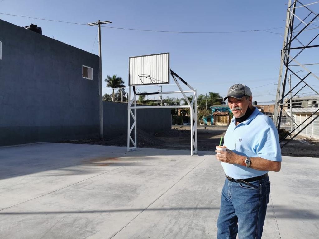 Hector_Alv_Con's tweet photo. Ya estamos a punto de terminar con la rehabilitación de la plaza de la #Mezquitera de la delegación de La Laja, su cancha de usos múltiples y la privada que colinda con la cancha. https://t.co/bICYzIVFHo