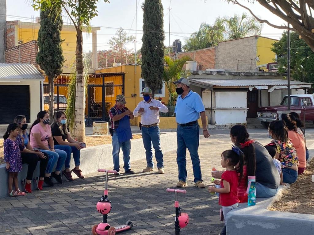 Hector_Alv_Con's tweet photo. Ya estamos a punto de terminar con la rehabilitación de la plaza de la #Mezquitera de la delegación de La Laja, su cancha de usos múltiples y la privada que colinda con la cancha. https://t.co/bICYzIVFHo