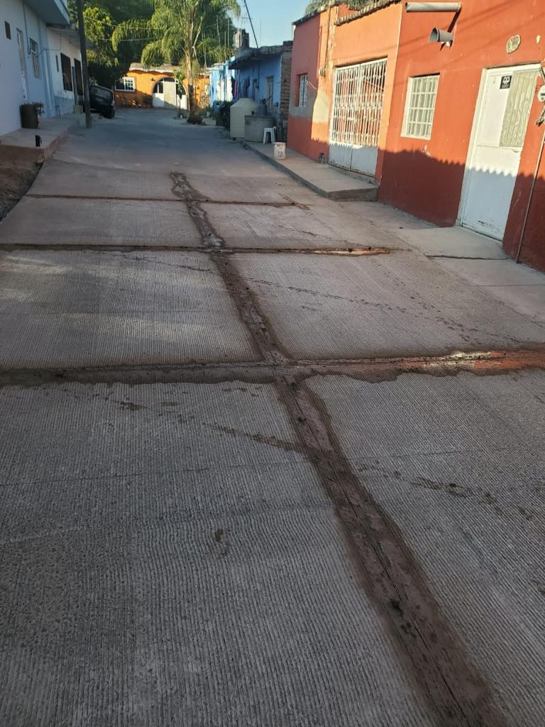 Hector_Alv_Con's tweet photo. Ya estamos a punto de terminar con la rehabilitación de la plaza de la #Mezquitera de la delegación de La Laja, su cancha de usos múltiples y la privada que colinda con la cancha. https://t.co/bICYzIVFHo