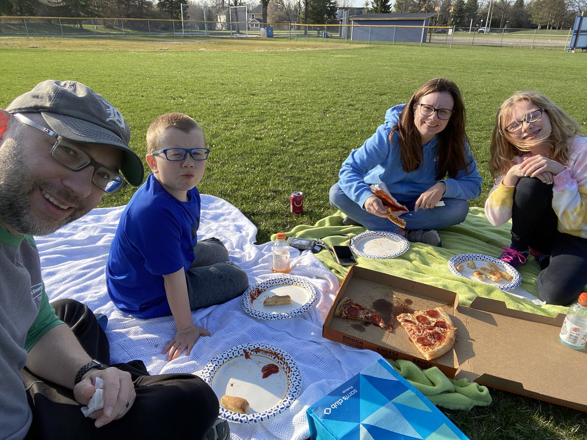 SJ_shaunjohn's tweet photo. Today’s second-spring-break-in-a-pandemic adventure: finishing up a puzzle, a fancy @littlecaesars picnic, and some ice cream. 🧩🍕🧺🍨 #Staycation #PandemicSpringBreak https://t.co/5kRCsLeUFa
