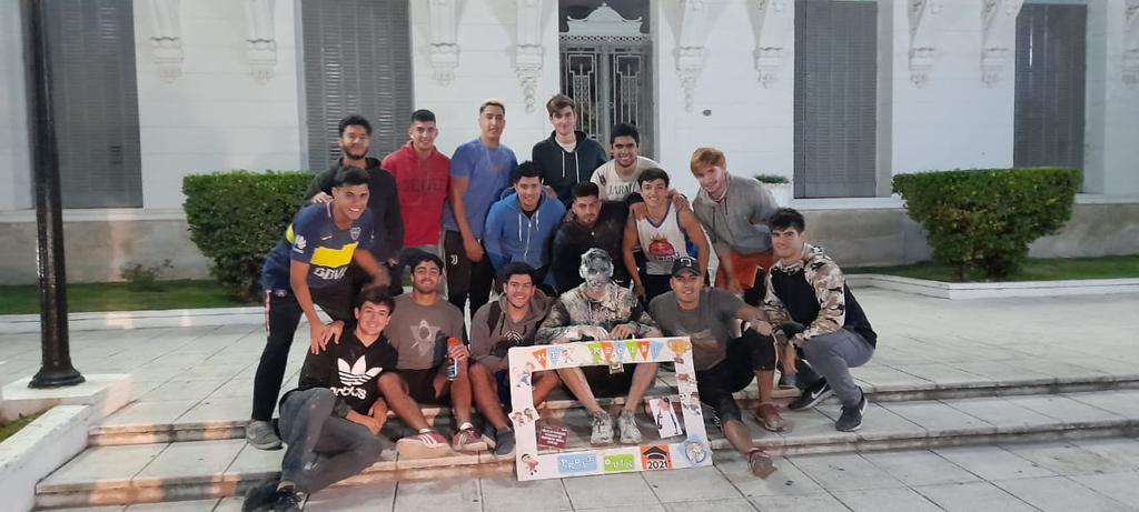 Alva98Sierra's tweet photo. la felicidad de uno es la de todos. felicidades amiguito, nuevo profe @IvanQuin_ https://t.co/g5kJfjo8k1