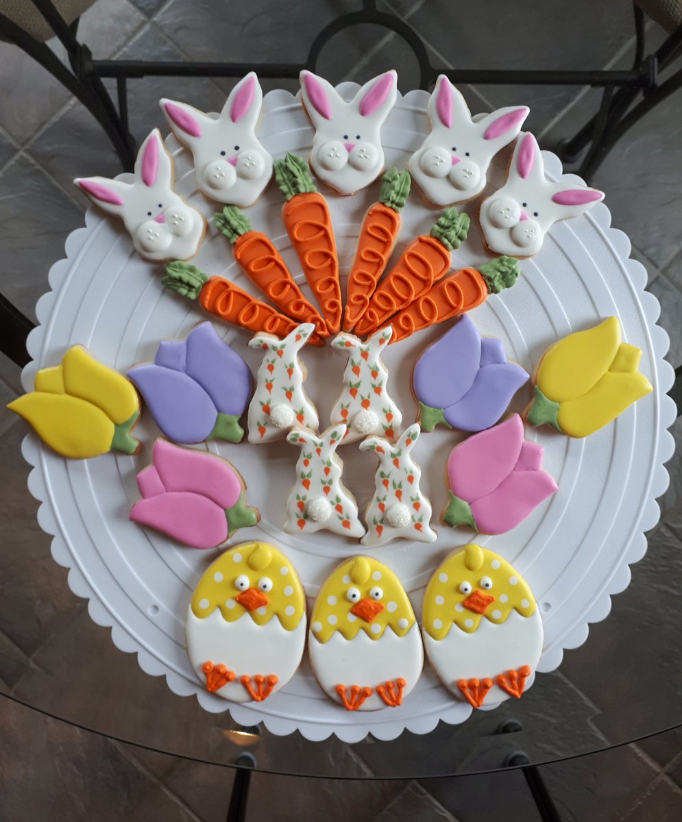 KFlanaganphotos's tweet photo. A brief pause from my usual feed to share a pic of some of my cookie art. #funhobby #cookieart #Easter #eastertreats #cookies #EasterBunny https://t.co/mqLpoe3Jpv
