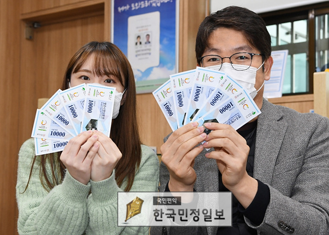 영주시, 영주사랑상품권 구매 캠페인 펼쳐. - 정재룡 기자 -   시청 직원 대상으로 개인당 매월 5만원 이상 구매 캠페인 펼쳐.   모바일·카드형 상품권 이용을 통해 소상공인 매출 회복 지원.   경북 영주시(시장 장욱현)는 오는 4월 1일부터 시청 직원을 대상으로… yjc.bestdaily.co.kr/bbs/board.php?…